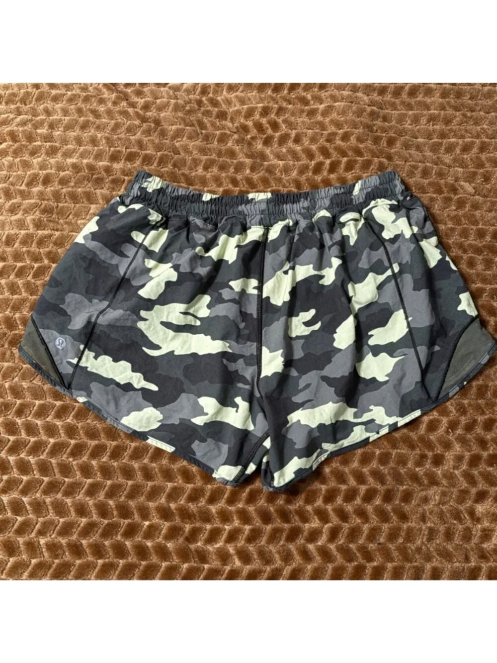 Like New Lululemon Hotty Hot Low Rise Short 4" Camo Green Swift Lined Size 10 - Picture 3 of 7
